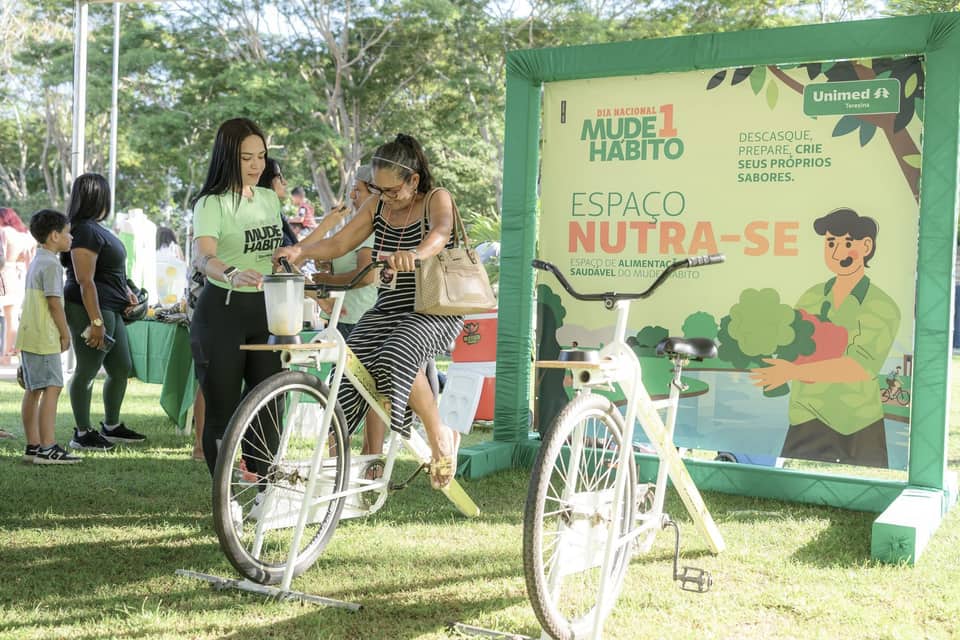 Participante pedalando bicicleta que aciona um liquidificador durante ativação de marca