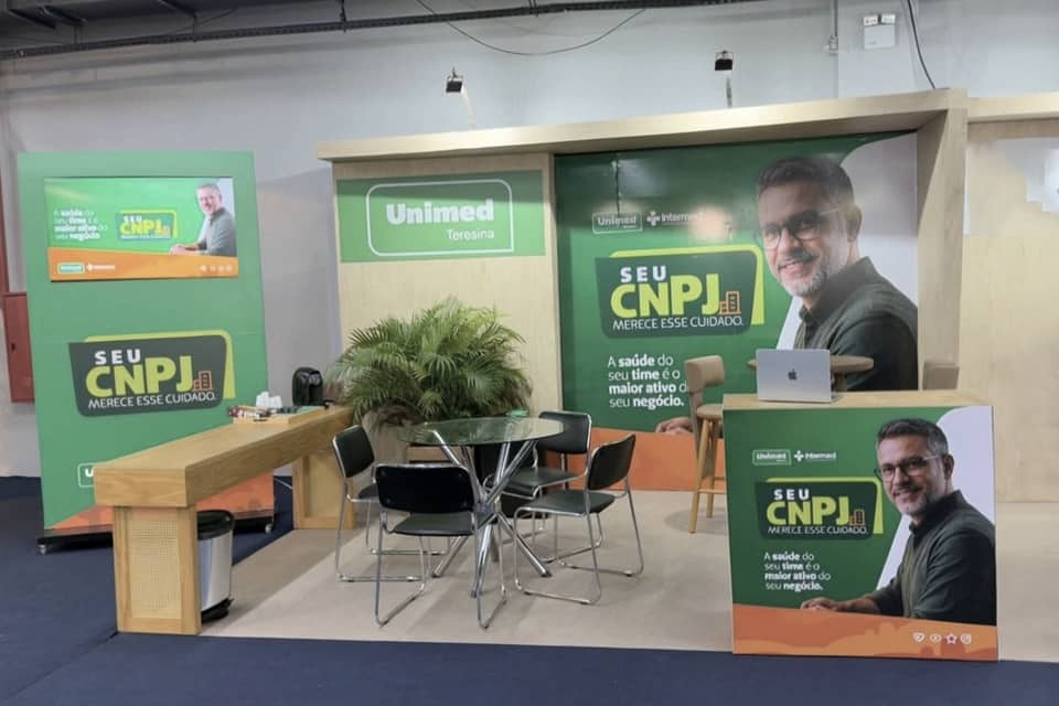O mesmo stand pronto, com comunicação visual aplicada, mobiliário e iluminação